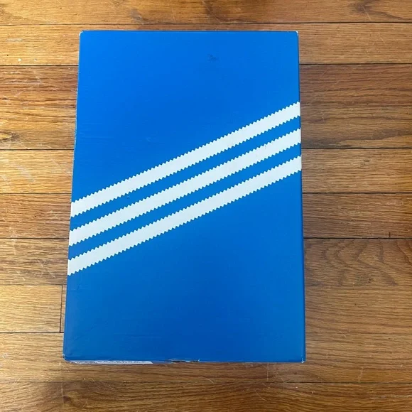 NIB Adidas Women’s Samba OG Sneakers in Brown and White - Picture 5 of 5